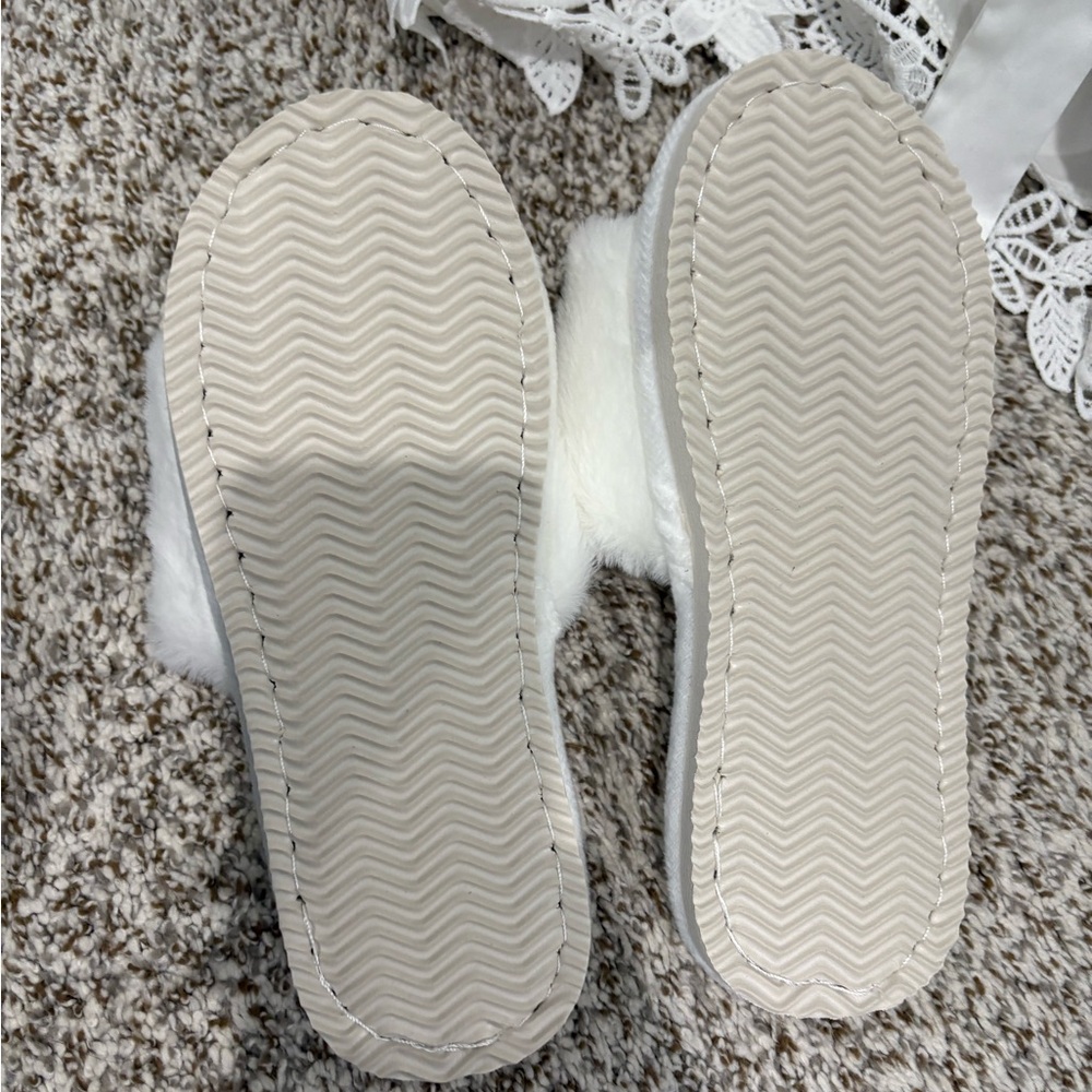 Bridal Bundle: Robe + Slippers - Picture 4 of 5